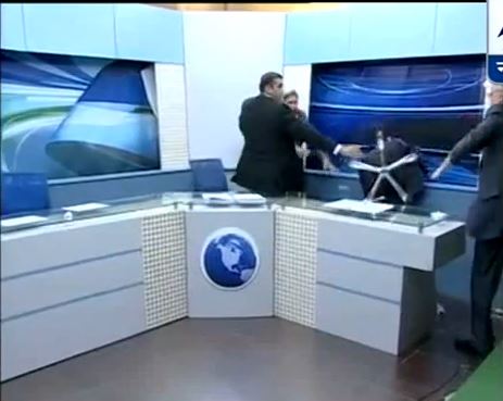 BINTEO-Καυγάς “στον αέρα”-Του πέταξε μέχρι και καρέκλα