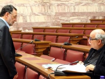 Λαφαζάνης: Η κυβέρνηση κάνει κουρελόχαρτο το Σύνταγμα