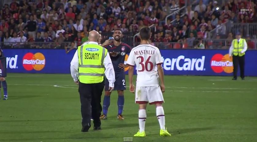 ΒΙΝΤΕΟ-“Εισέβαλε” στο γήπεδο για να βγάλει selfie με τον Μανιάτη