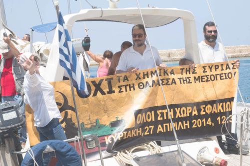 ΦΩΤΟ-Εν πλω διαμαρτυρία για την καταστροφή των χημικών στη Μεσόγειο