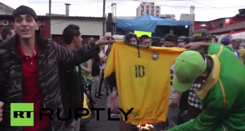 ΒΙΝΤΕΟ-Έκαψαν φανέλα του Νεϊμάρ