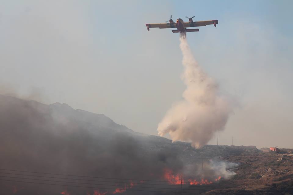 Μαίνεται η πυρκαγιά στην Πύλο