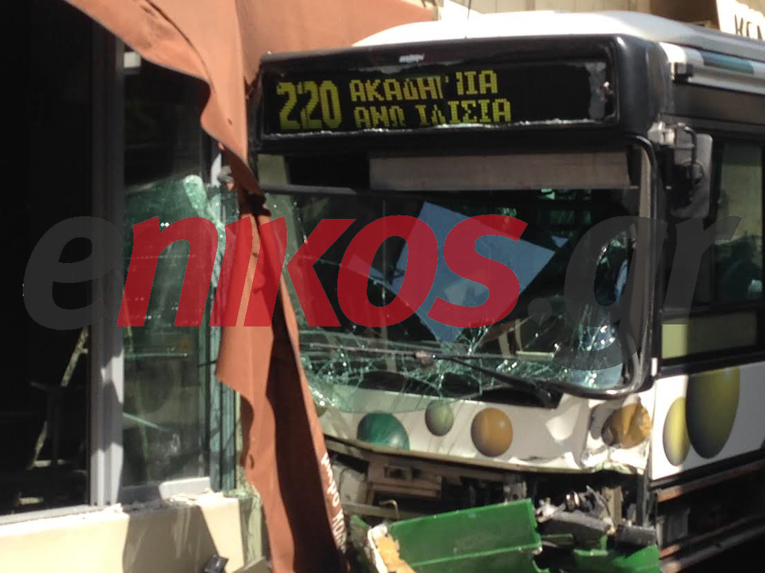 ΦΩΤΟ-Το λεωφορείο που “μπήκε” στην καφετέρια