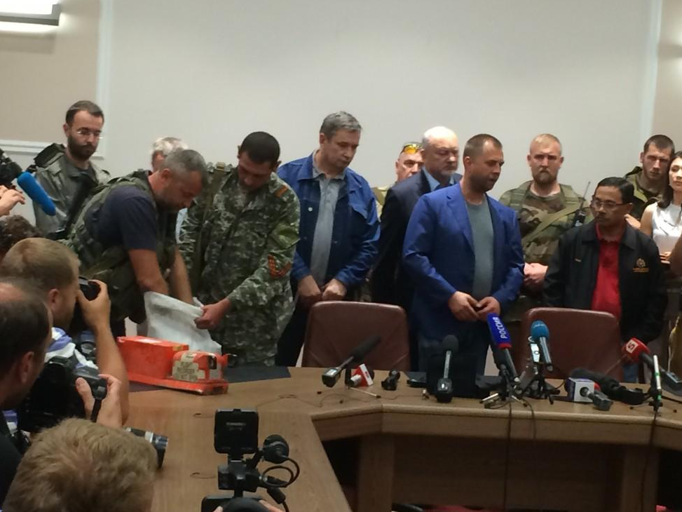 ΤΩΡΑ-Παρέδωσαν τα μαύρα κουτιά του μοιραίου Boeing οι αυτονομιστές