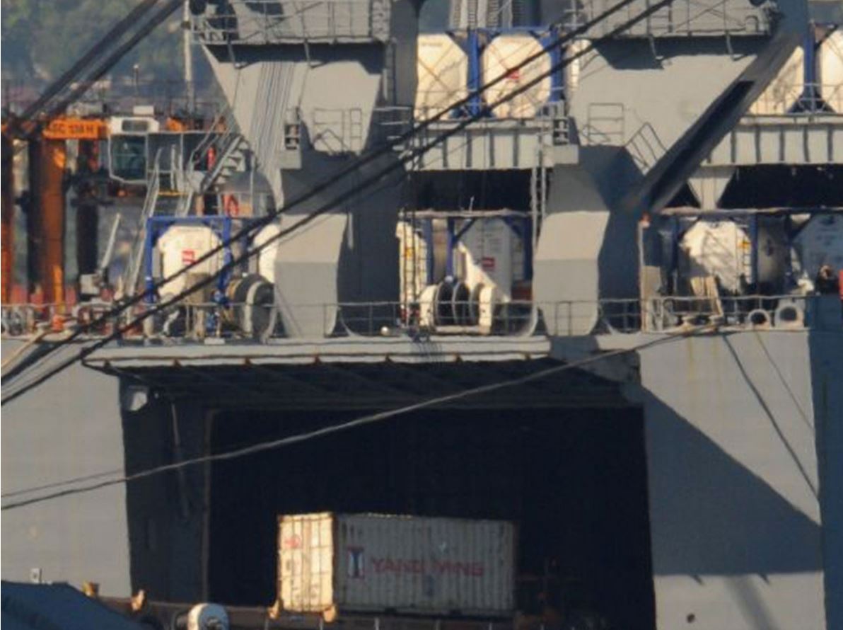 Η κακοκαιρία απέτρεψε ακτιβιστές να εμποδίσουν το πλοίο με τα χημικά