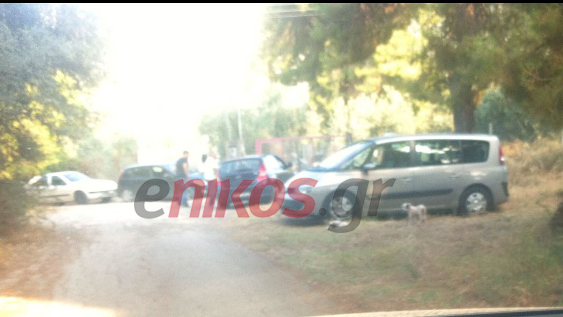 ΦΩΤΟ-Αστυνομικοί στο σπίτι του συνεργού του Μαζιώτη στα Καμένα Βούρλα