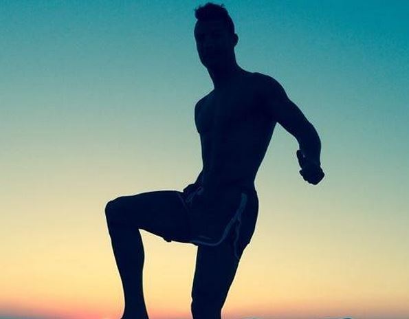 ΦΩΤΟ-Ο Ρονάλντο “παίζει” στη σουίτα της Μυκόνου