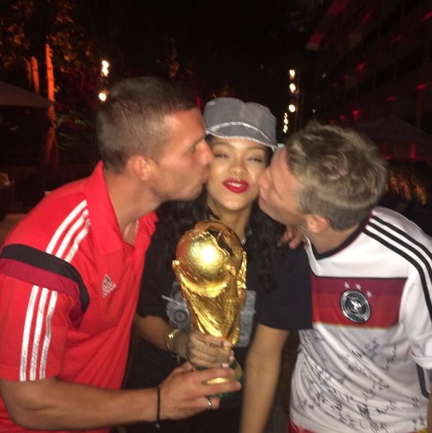 ΦΩΤΟ-Η Ριάνα πίνει κοκτέιλ με τους θριαμβευτές