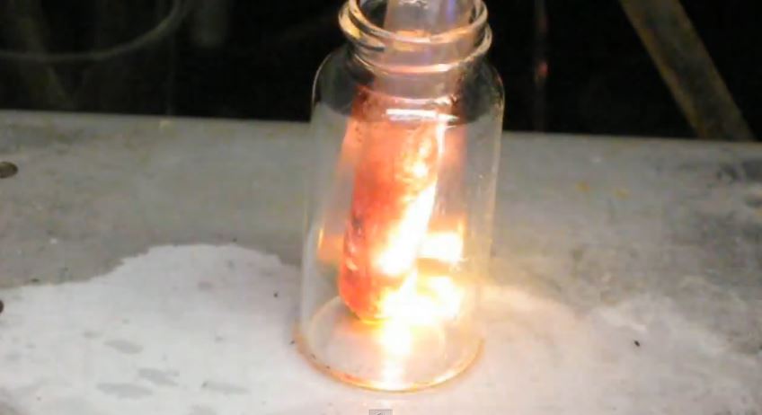 ΒΙΝΤΕΟ-Αστραπές σε δοκιμαστικό σωλήνα