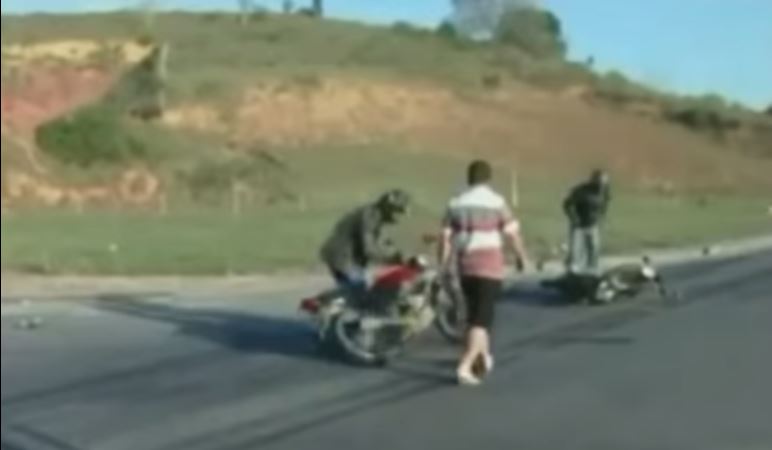 ΒΙΝΤΕΟ-Μιλούσε για τα τροχαία και… τράκαρε