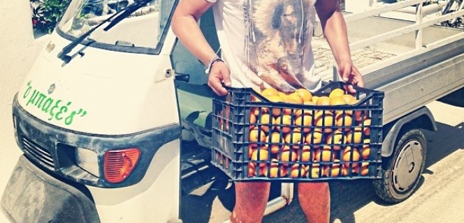 ΦΩΤΟ-Γνωστός τραγουδιστής μεταφέρει πορτοκάλια