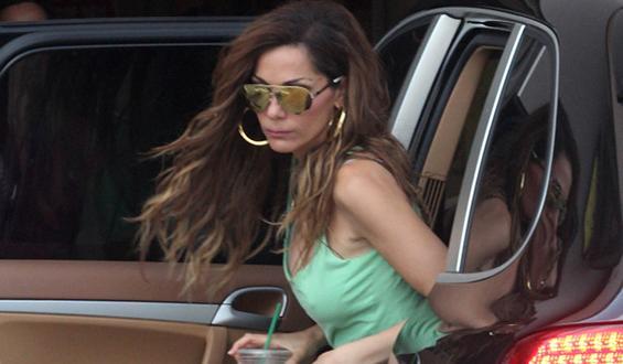 ΦΩΤΟ-Η Βανδή ποζάρει δίπλα στη θάλασσα