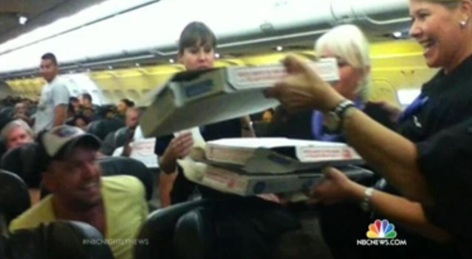 Πιλότος κέρασε πίτσες τους επιβάτες