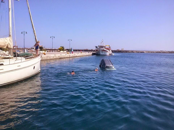 ΦΩΤΟ-Αυτοκίνητο έπεσε στην θάλασσα