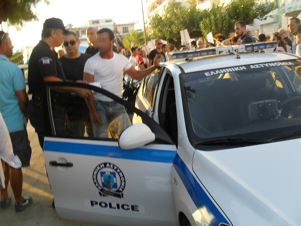 ΦΩΤΟ-Ένταση και συλλήψεις στη διαμαρτυρία για τη δολοφονία του κουταβιού