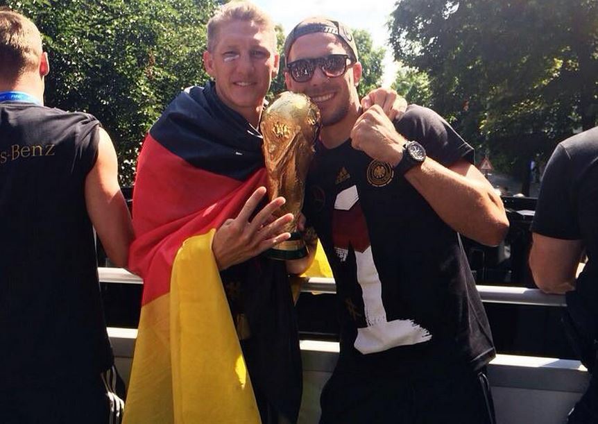 ΦΩΤΟ-Ποντόλσκι: Το κύπελλο έφτασε στο Βερολίνο