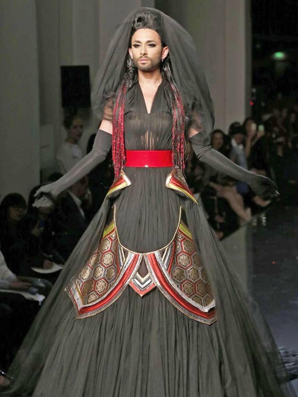 ΦΩΤΟ-Η Κοντσίτα στην πασαρέλα του Ζαν-Πολ Γκοτιέ