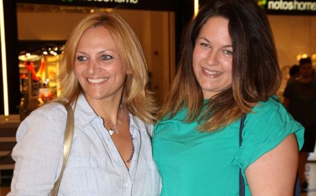 Στο σανίδι με την κόρη της η Λαμπίρη