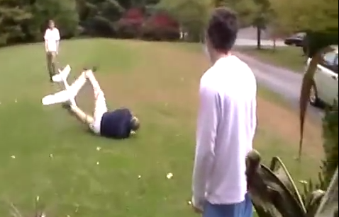 ΒΙΝΤΕΟ-Τον χτύπησε… αεροπλάνο