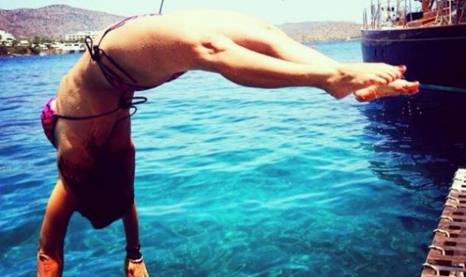 ΦΩΤΟ-Η εντυπωσιακή βουτιά γνωστής παρουσιάστριας