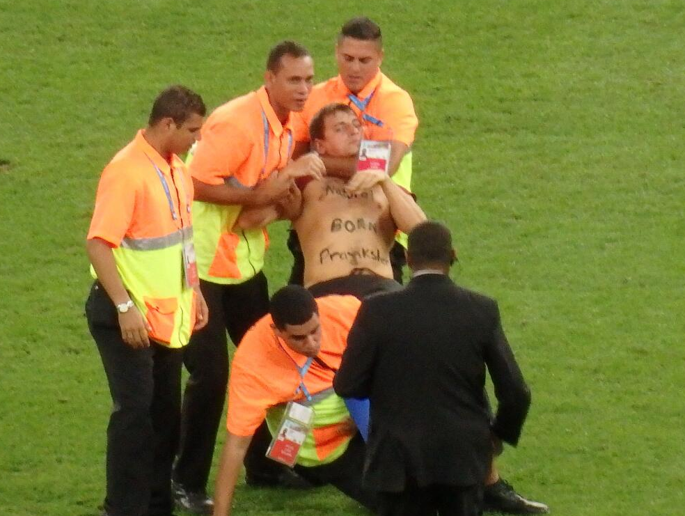 ΦΩΤΟ-Ο οπαδός που εισέβαλλε στον αγωνιστικό χώρο