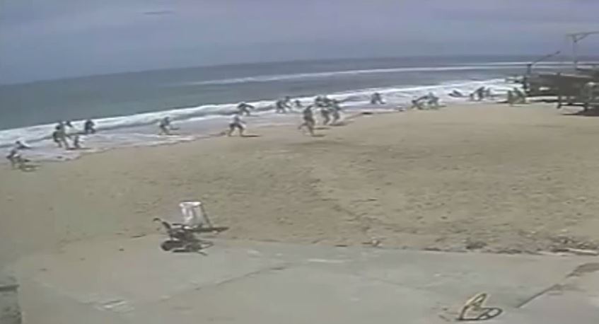 ΒΙΝΤΕΟ-Κύμα “καταπίνει” παραλία
