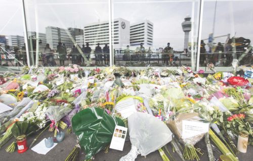 Ολλανδία-Κατέθεσαν λουλούδια για τα θύματα του Boeing