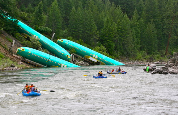 ΦΩΤΟ-Αεροπλάνα έπεσαν σε ποτάμι