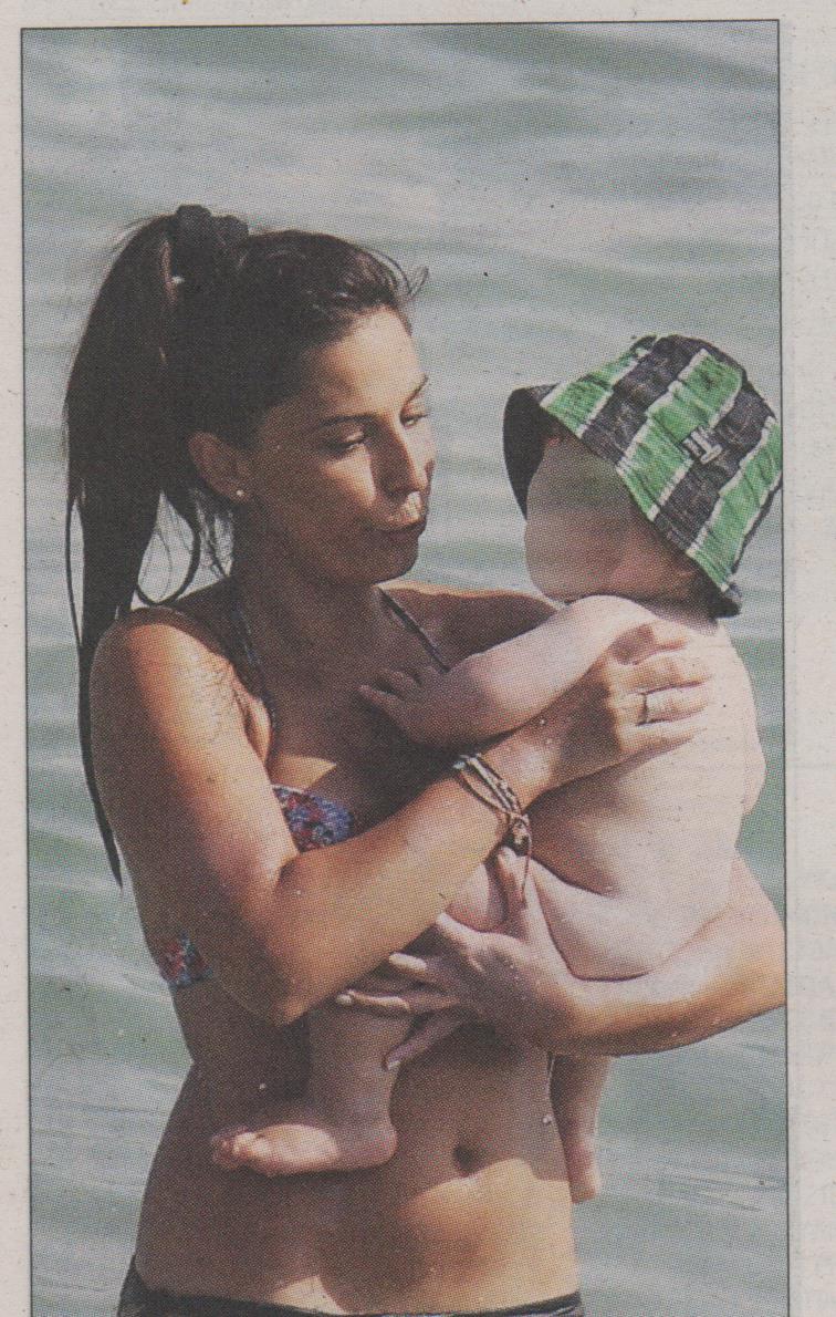 Στη θάλασσα με το γιο της η Παπουτσάκη