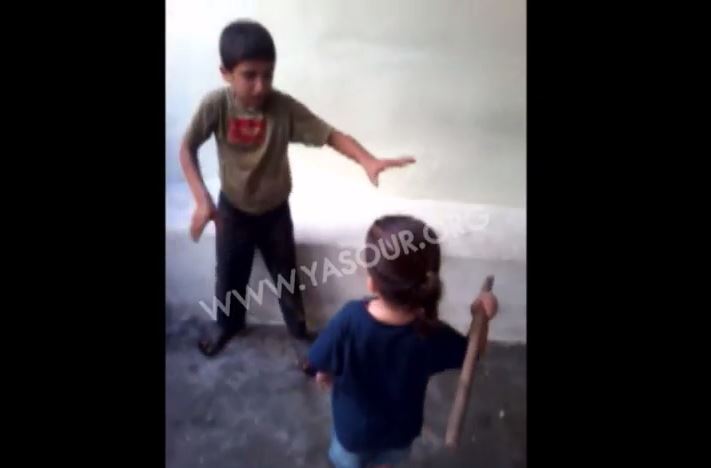 Σάλος από βίντεο που δείχνει 5χρονο να χτυπά προσφυγόπουλο