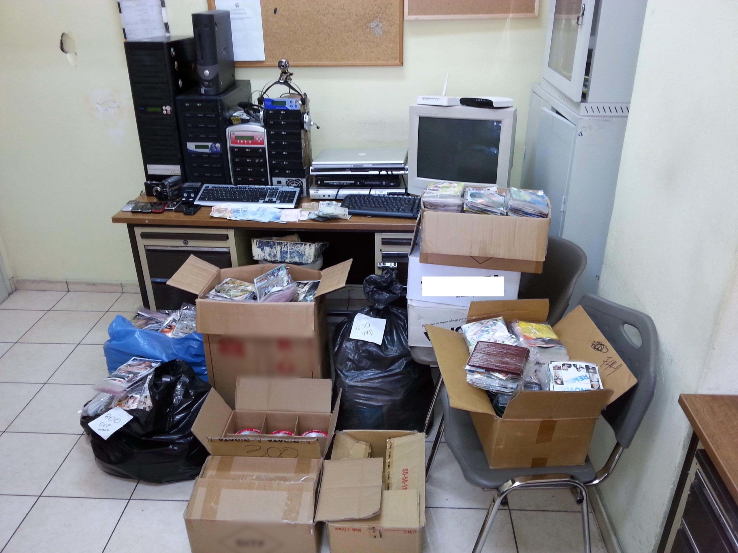 ΦΩΤΟ-Χειροπέδες σε 5 αλλοδαπούς για λαθραία τσιγάρα