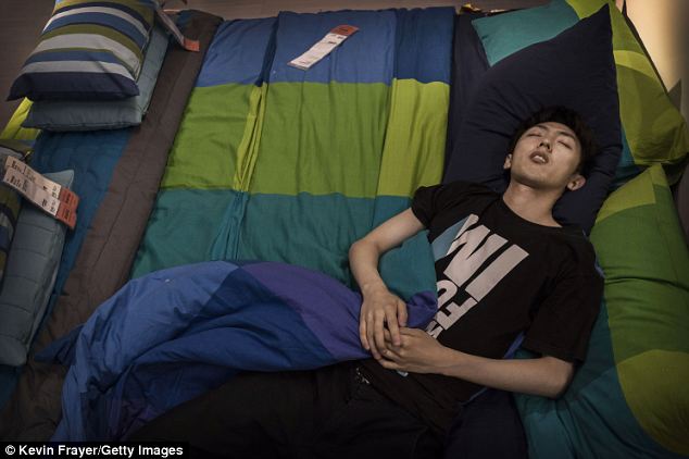 ΦΩΤΟ-Σιέστα σε πολυκατάστημα κάνουν οι Κινέζοι