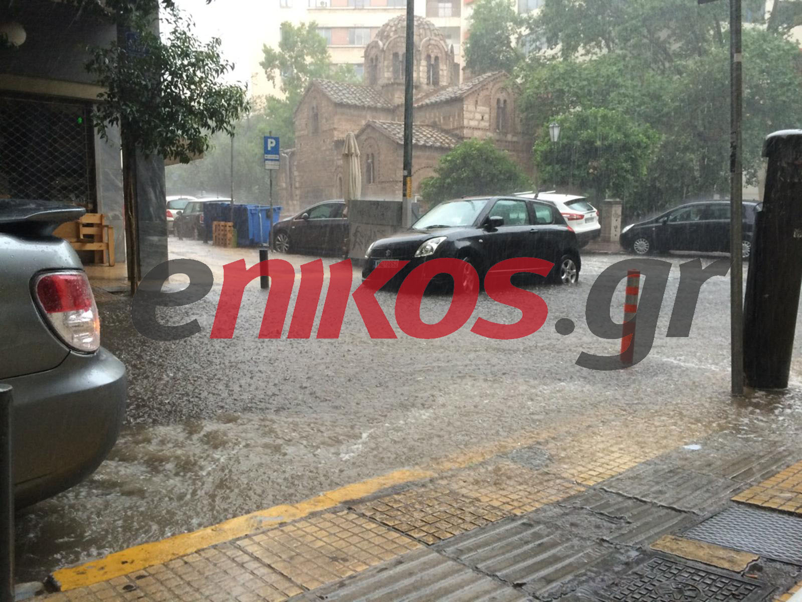 ΦΩΤΟ-Η βροχή στο κέντρο της Αθήνας