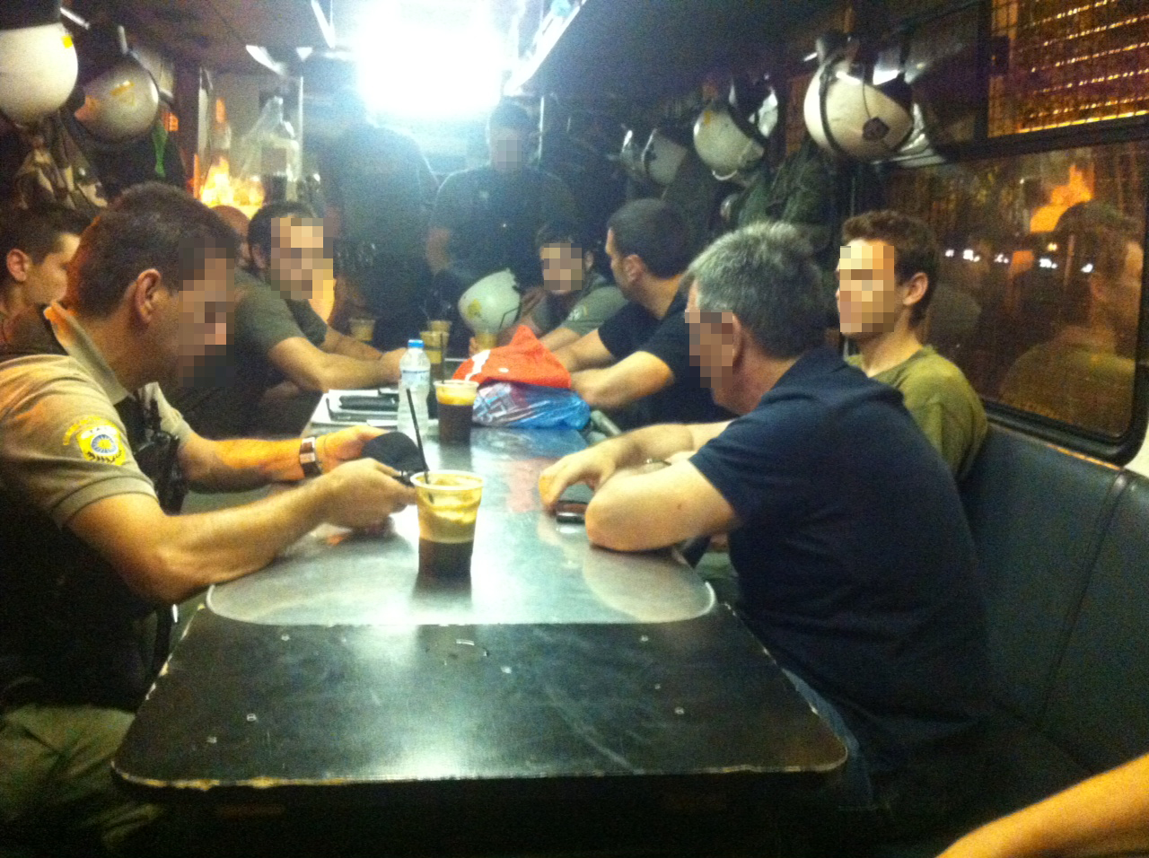 ΦΩΤΟ-Επίσκεψη Κικίλια στη διμοιρία των ΜΑΤ στα Εξάρχεια