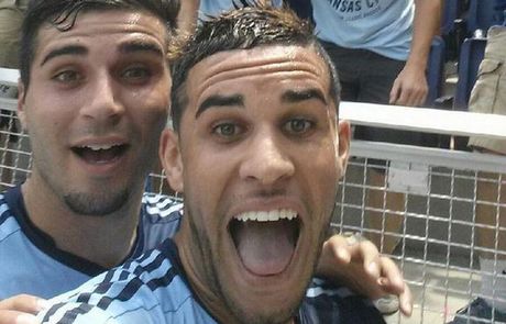 ΒΙΝΤΕΟ-Σκόραρε και πανηγύρισε με selfie