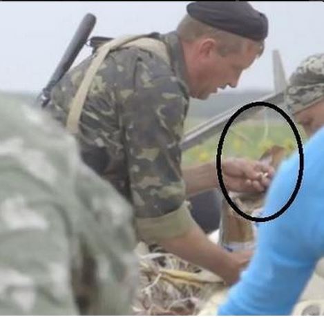 ΒΙΝΤΕΟ-Έκλεψαν βέρα θύματος του μοιραίου Boeing;