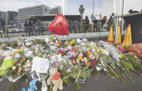 ΦΩΤΟ-Πένθος στην Ολλανδία για τους επιβάτες του Boeing