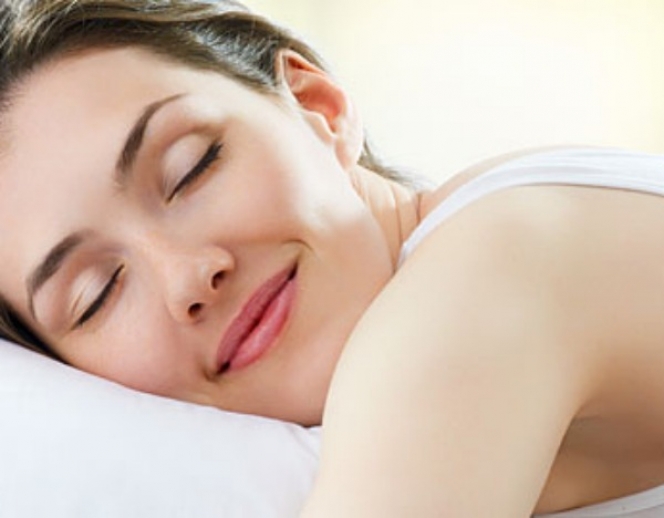 9 tips για το πώς να κοιμάσαι καλύτερα το καλοκαίρι
