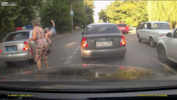 ΒΙΝΤΕΟ-Την παρέσυρε περιπολικό