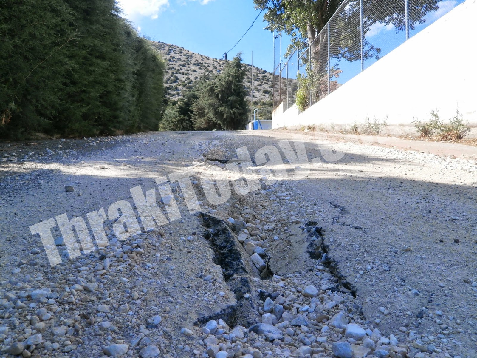 Άνοιξε η άσφαλτος…