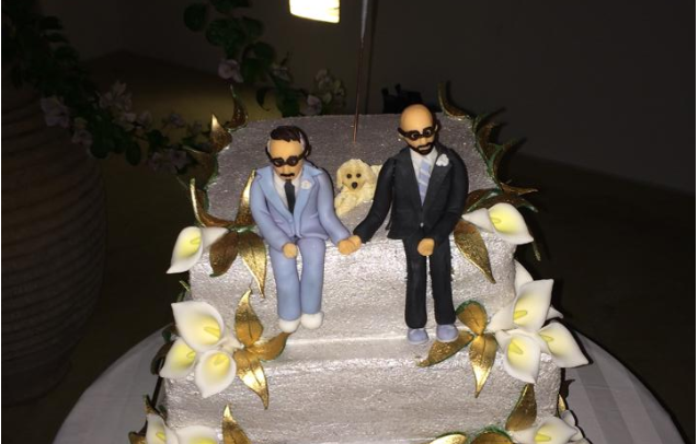 ΦΩΤΟ-Κύπριος σκηνοθέτης παντρεύτηκε τον αγαπημένο του στη Σκόπελο