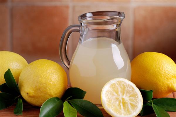 Ο χυμός λεμονιού βοηθάει στο αδυνάτισμα