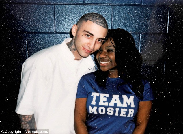 Εγκατέλειψε τα παιδιά της για να παντρευτεί κατάδικο