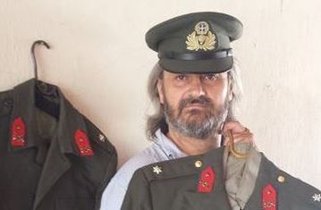 ΦΩΤΟ-Ο συνδικαλιστής της ΔΕΗ φόρεσε στρατιωτική στολή