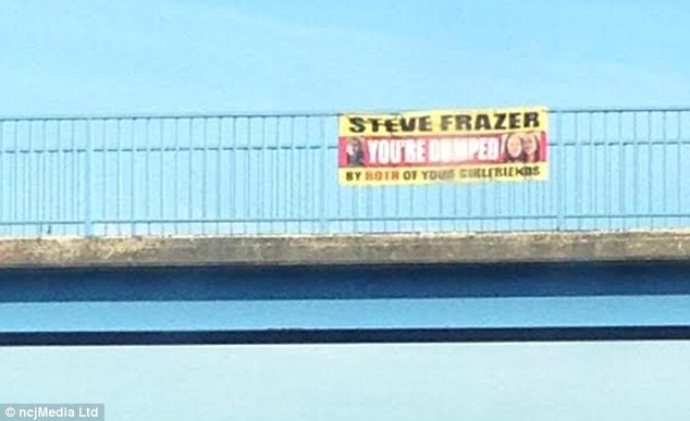 ΦΩΤΟ-Χώρισαν τον άπιστο με πανό σε αερογέφυρα