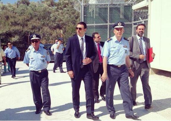 ΦΩΤΟ-Ο Κικίλιας στο Κέντρο Κράτησης Μεταναστών στη Λέσβο