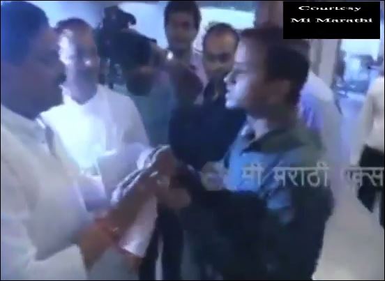 ΒΙΝΤΕΟ-Βουλευτής προκάλεσε σάλο στην Ινδία