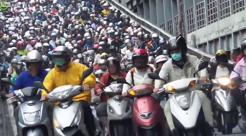 ΒΙΝΤΕΟ-Μποτιλιάρισμα με… σκούτερ