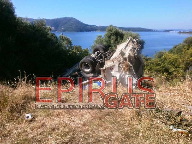 ΦΩΤΟ-Αναποδογυρισμένο το απορριμματοφόρο