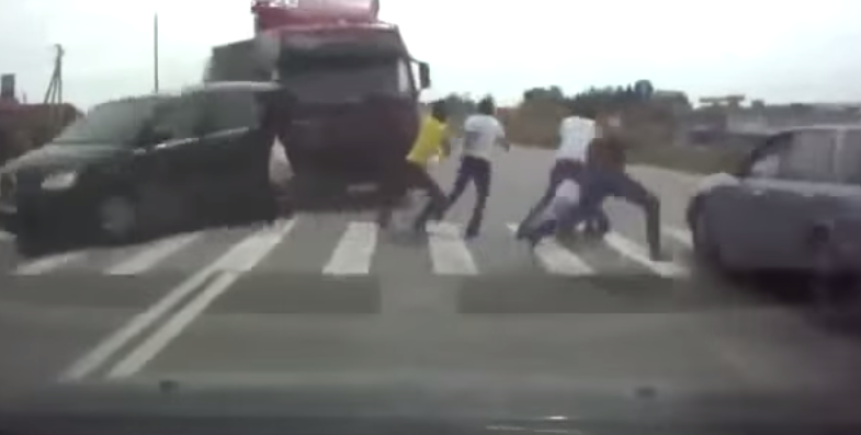 BINTEO-Από θαύμα σώθηκαν πεζοί